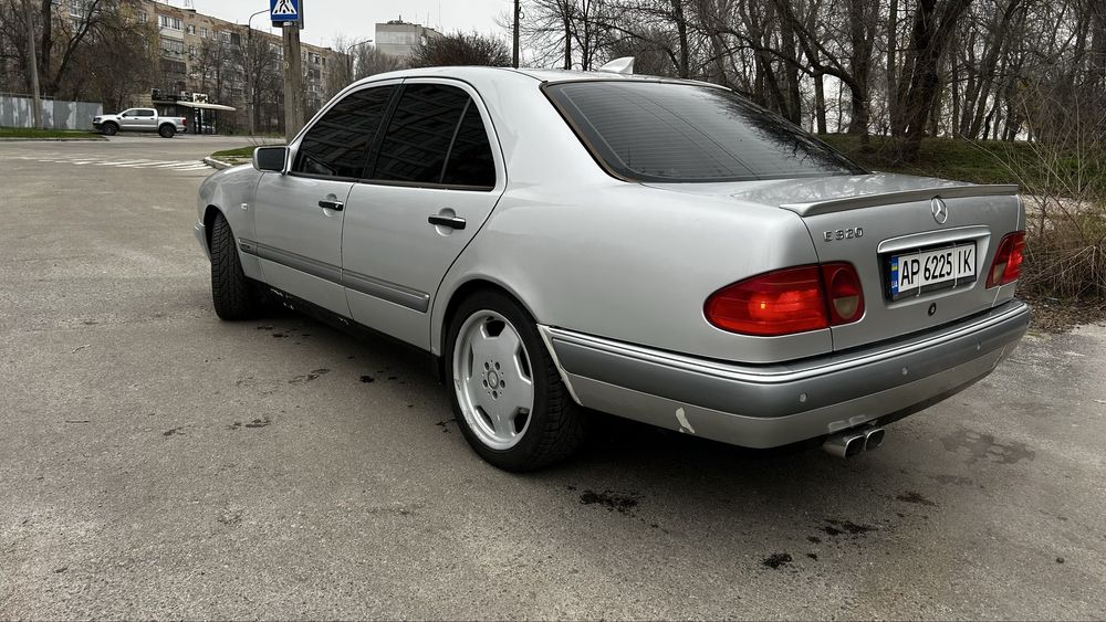 Mercedes-Benz E320 W210