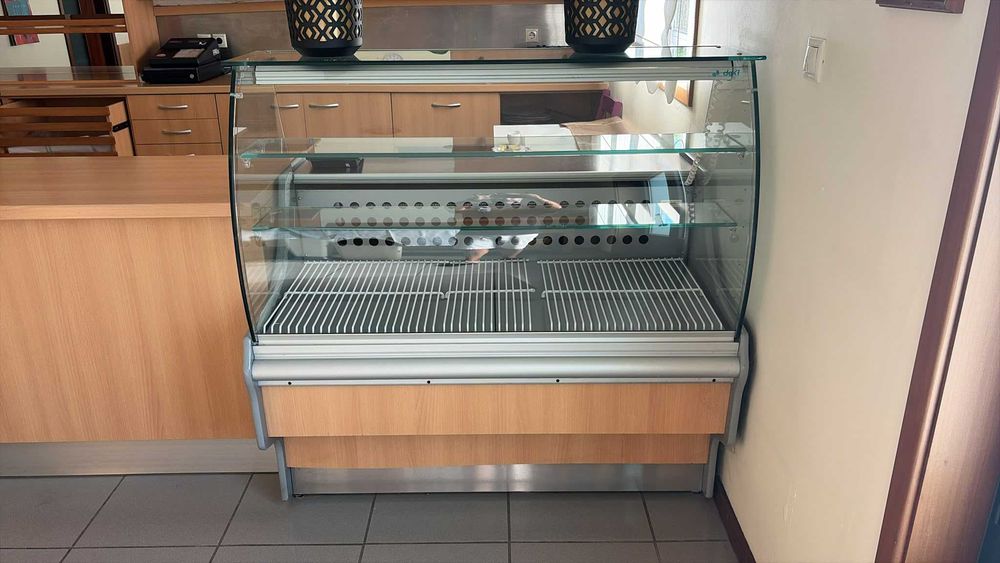 Mobiliário de Padaria/Pastelaria + Vitrine