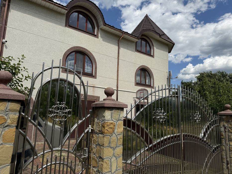 Продається будинок з неймовірним краєвидом, з комерцією,можливий обмін