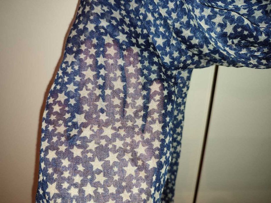 Шаль, палантин із жатої легкої тканини, в білих зірочках.