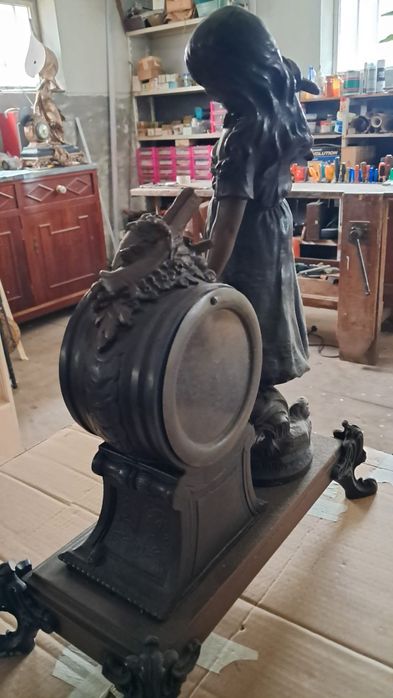 Vendo relógio estátua antigo