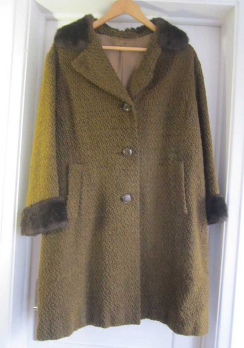 Casaco Vintage retro mostarda, com pelo, cintado, corte evasé 42/44