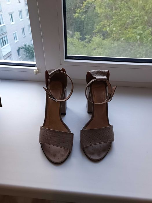 Шкіряні босоніжки на підборах