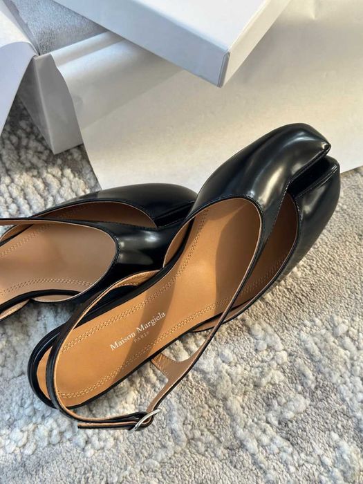 Maison Margiela – buty tabi z rozdzielonym noskiem i paskiem na pięcie