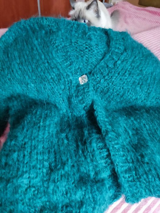 Sweter z moheru robiony na drutach
