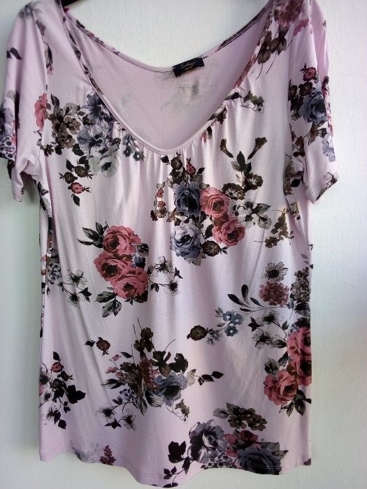 Blusa rosa com motivos florais - Tamanho L