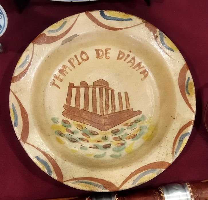 Prato muito antigo em barro de Redondo