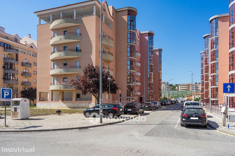 Apartamento T3 com áreas amplas, varandas e arrecadação, em Alverca