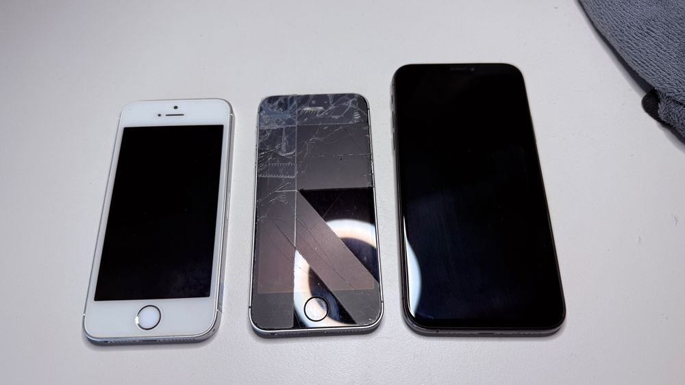 2x iPhone SE i iPhone XS - na części lub do naprawy