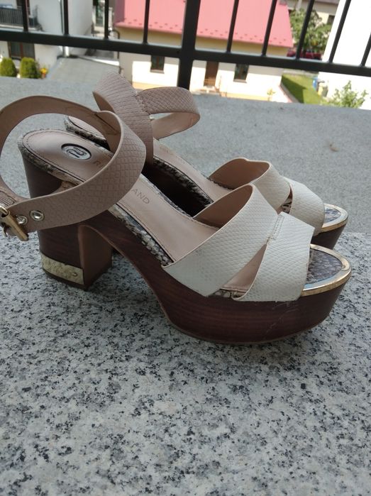 Białe sandały słupek platforma 38 River Island