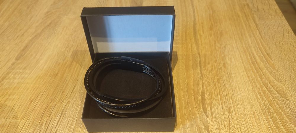 Elegancka skórzana bransoletka z metalowym okuciem - czarna