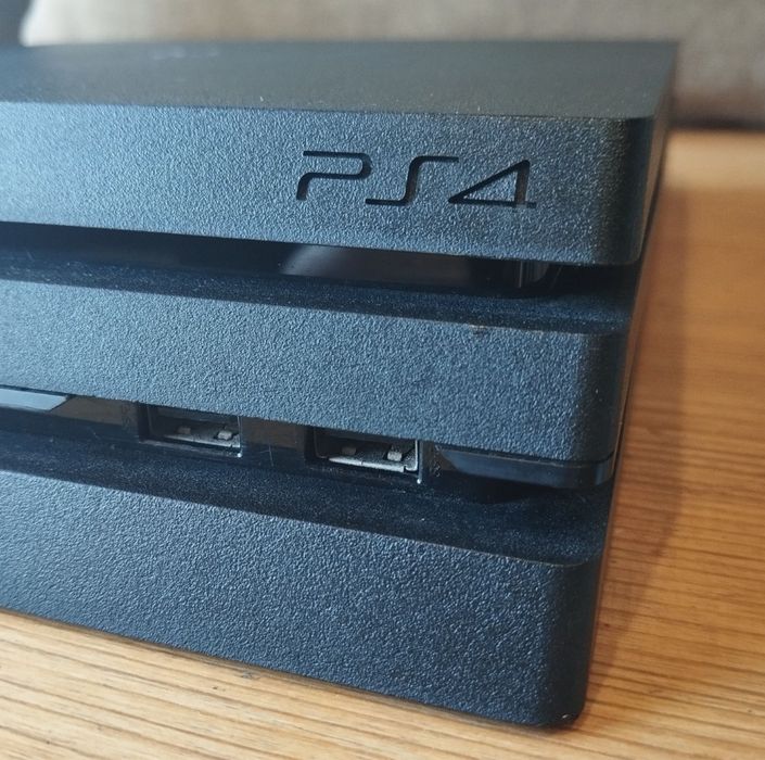 PS4 PRO 1TB FIFA 2pady