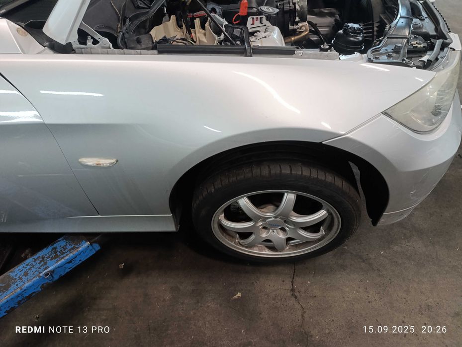 Błotnik prawy przód BMW E90 / E91 titansilber srebrny