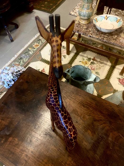 Girafa Esculpida em Madeira – Arte Africana Tradicional