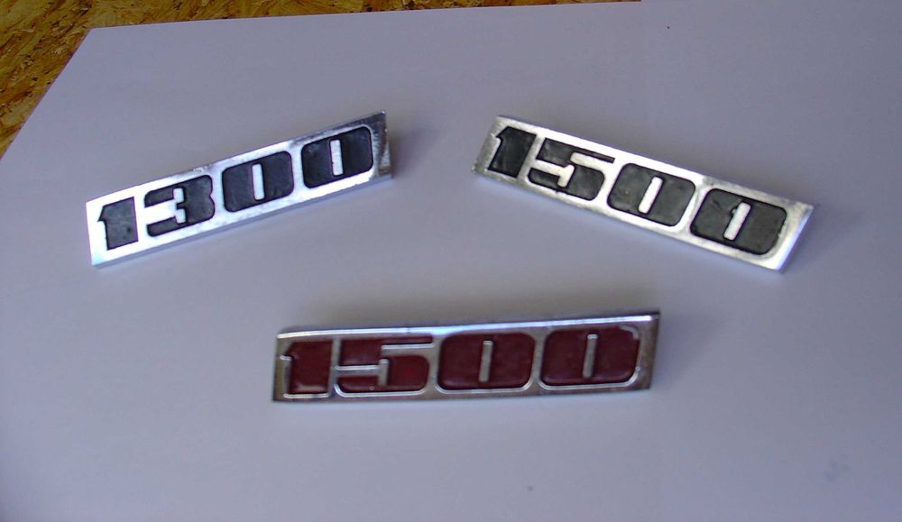 Emblemat 1500 i 1300 do Fiata 125 oryginalny czerwony, czarny