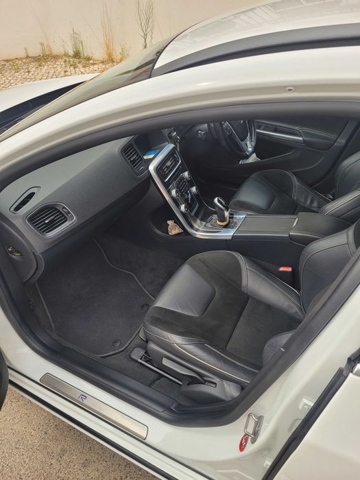 Volvo V60 I D5 2.4 215cv R-Design, 130.320km. Manutenção feita por mecânico qualificado, peças com faturas. Em uso diário. Caixa/direção com desgaste.