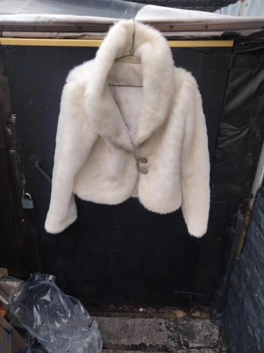 Полушубок  женскии́ б/у в хорошем состоянии искусственный мех недорого