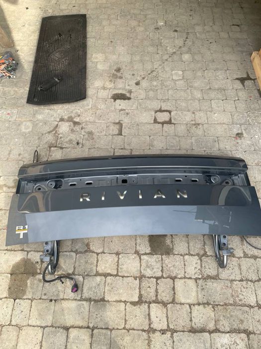 Кришка багадника Rivian r1T