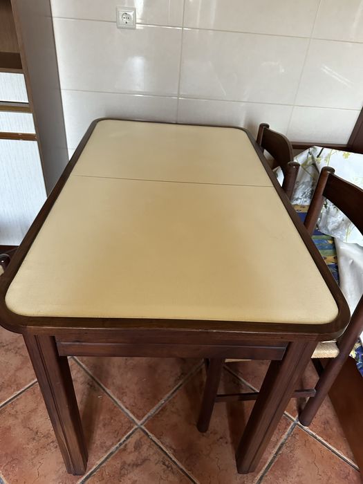 Mesa de cozinha e 4 cadeiras