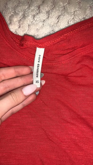 czerwona koszulka t-shirt gumka