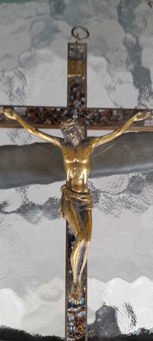 Crucifixo antigo em metal com madrepérola