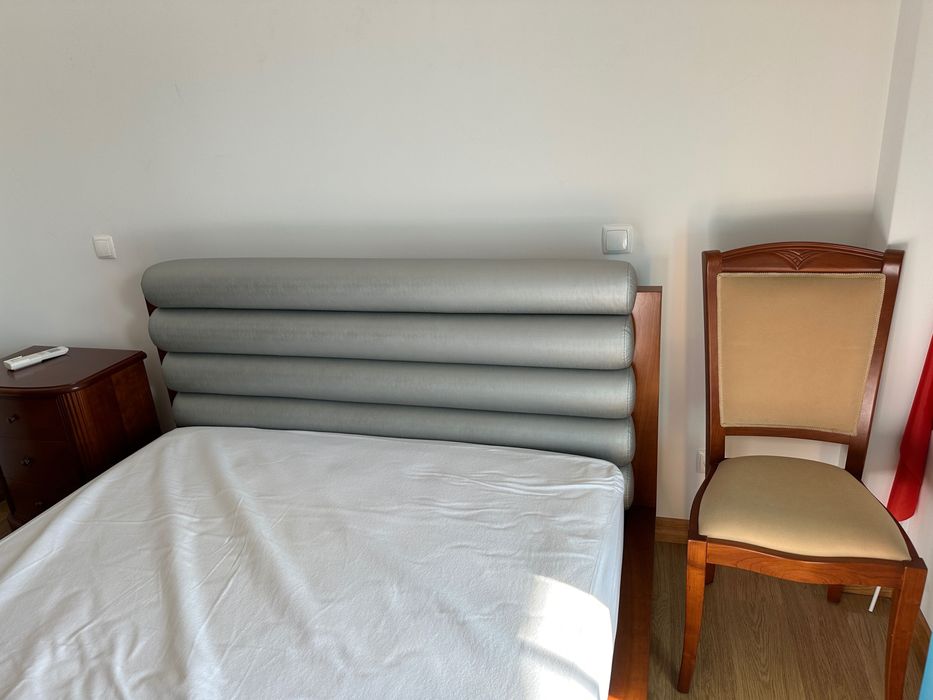 Cama de casal madeira cerejeira com colchão novo 1,50 x 1,95 com uma mesa de cabeceira e armoire 6 gavetas