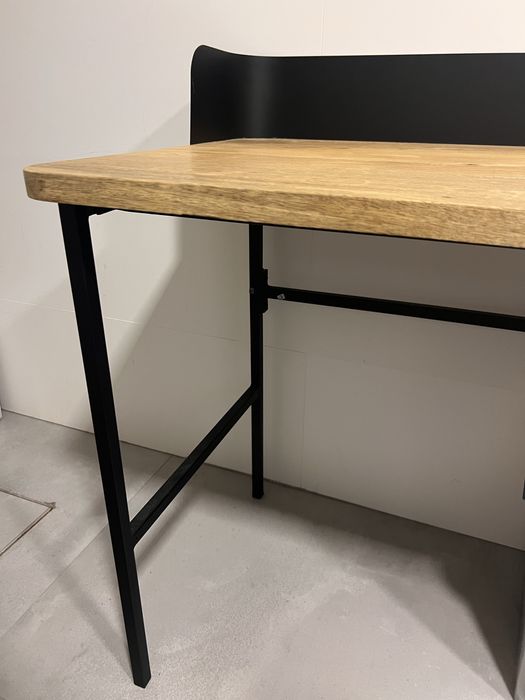 Secretária de madeira e pernas pretas