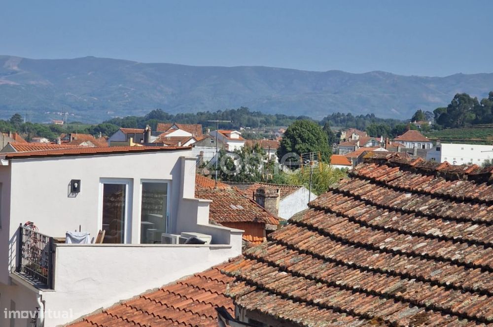 Moradia em Pedra com Potencial no Coração de Vila Nova de Tazem