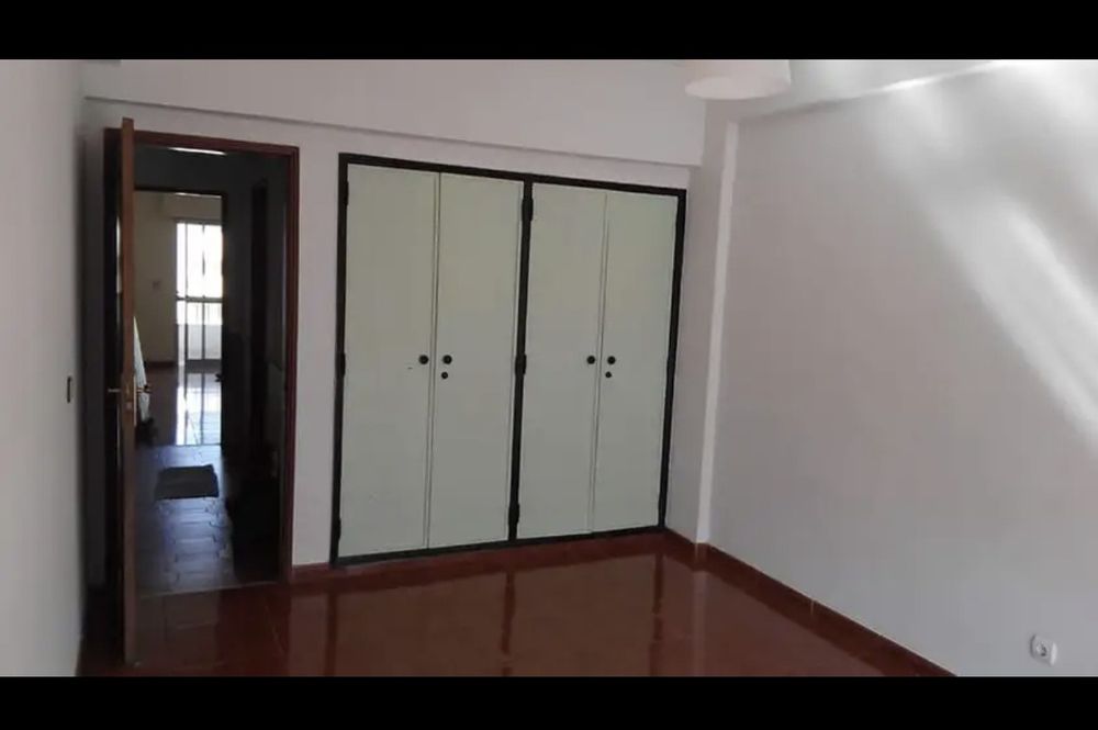 Quarto em Mercês, perto da estação com tudo incluso: serventia de cozinha, água, luz, gás e internet.