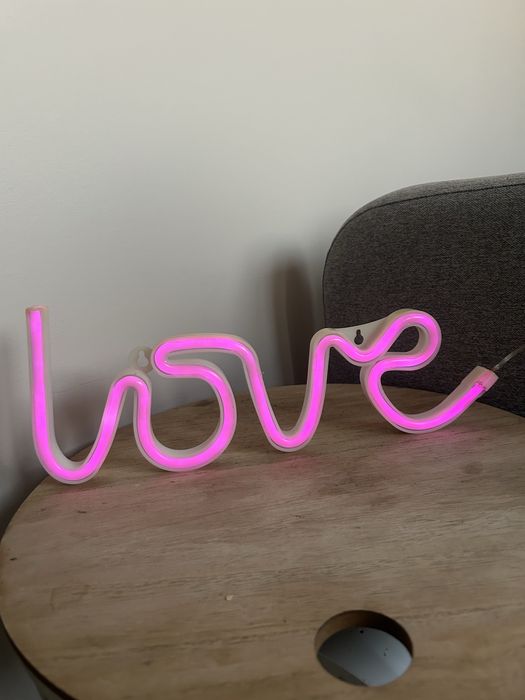 Neon love napis oświetlenie