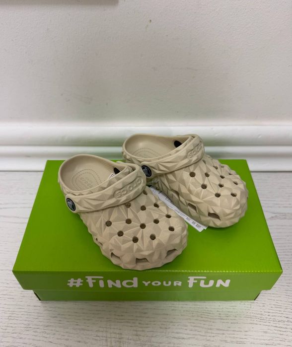 Crocs Classic Kids Geometric Bone, White, Lavander c9 c10 c11 c12 c13 j1 j2 j3
Bone, White, Lavander.