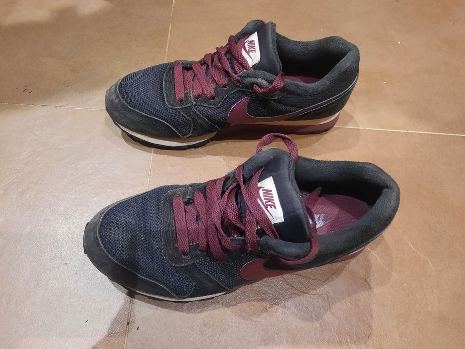 Tenis Nike pretos e bordeaux  n° 37,5