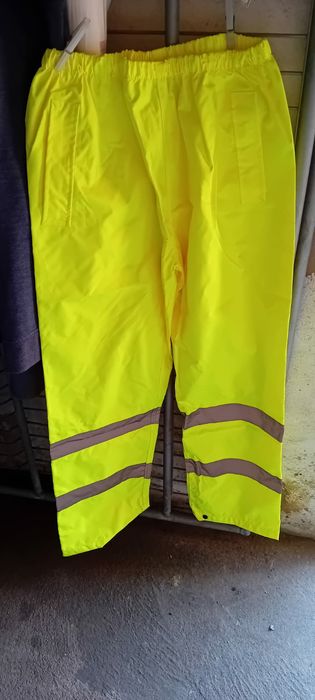 Calças e colete amarelo de trabalho impermeáveis