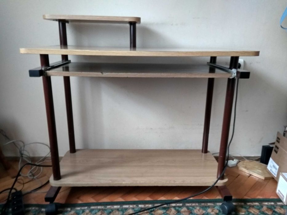 Biurko komputerowe na 4 kółkach