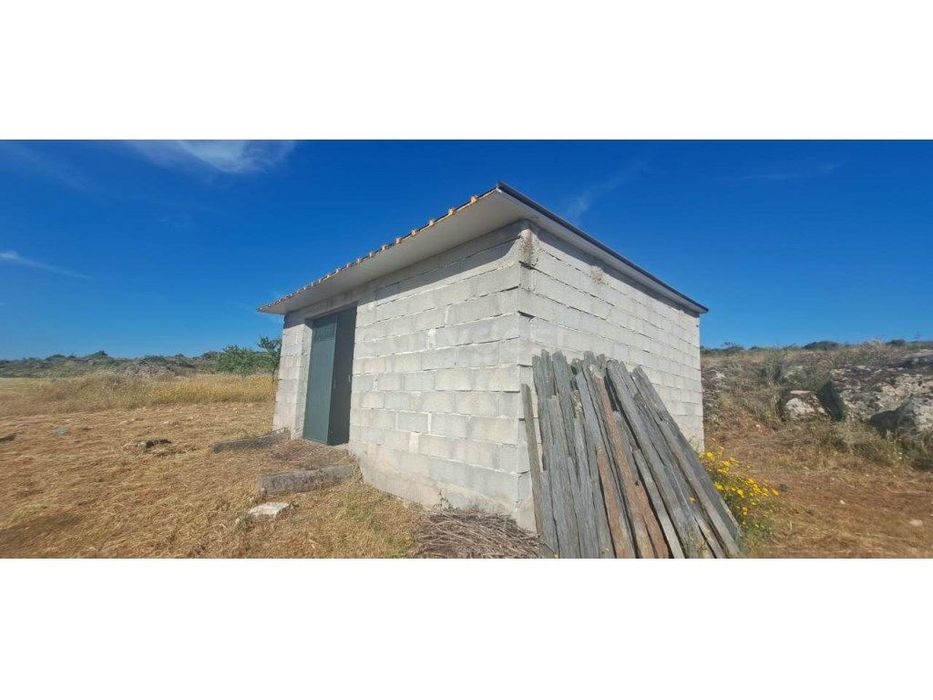 Armazém e terreno agrícola em Estevais, Torre de Moncorvo