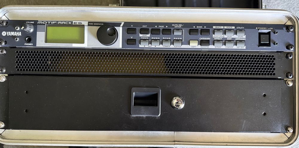 Yamaha Motif Rack ES com Case SKB + Gaveta Rack – Excelente Estado