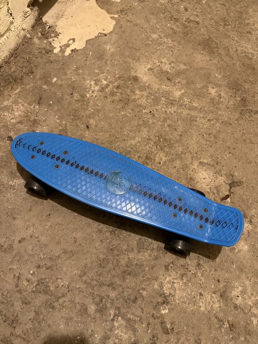 niebieska deskorolka