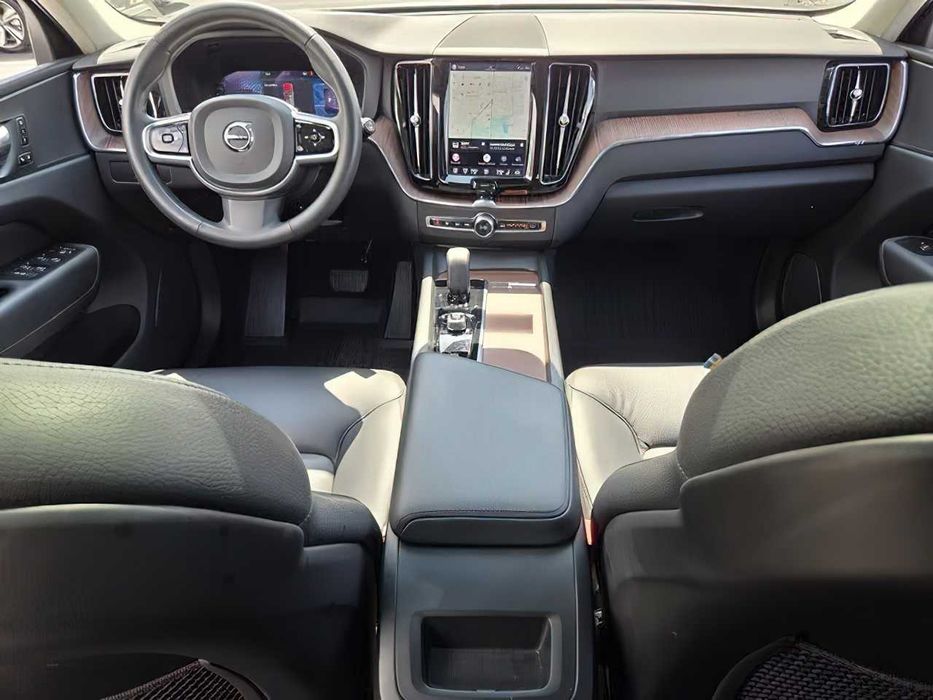 Volvo XC60 B5 Plus Bright Theme      2023