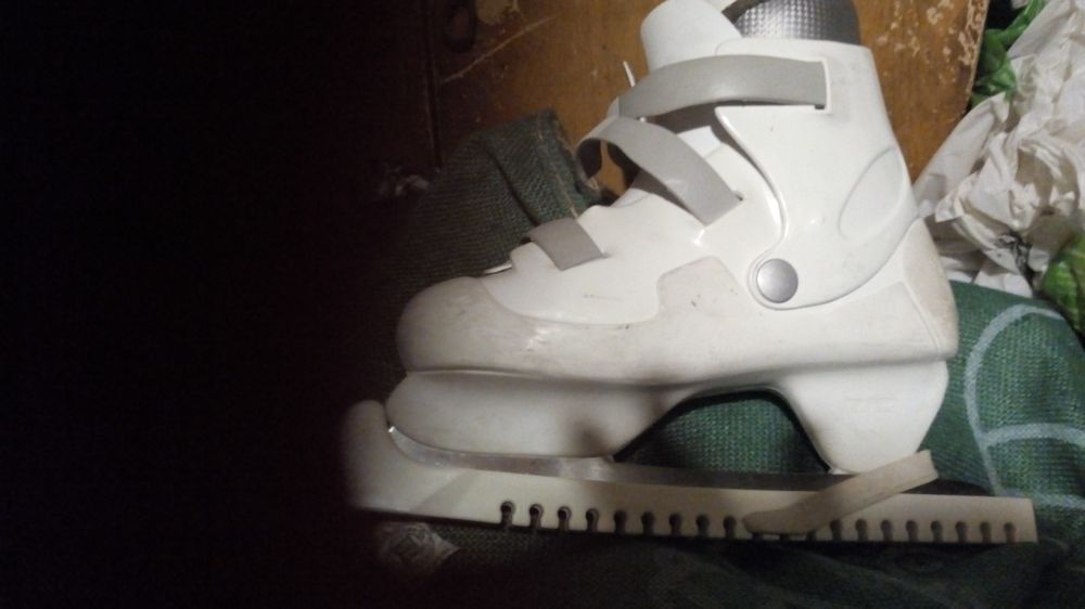 Продам коньки фигурные