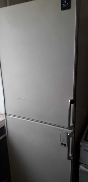 СРОЧНО ПРОДАМ Холодильник ElektroLux 2х камерный