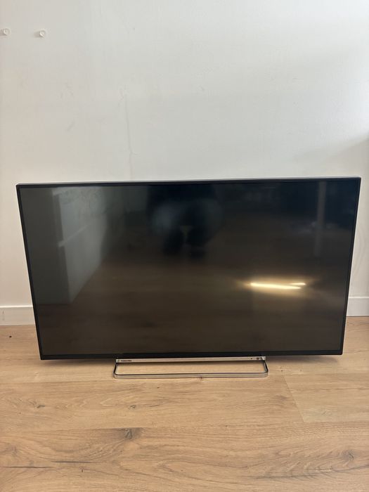 Carcaça de uma tv Toshiba modelo nr 43U6763DG