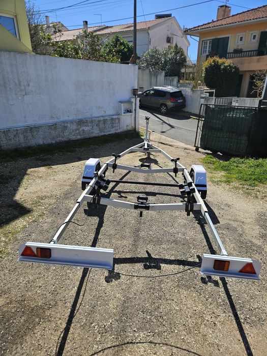 Reboque / atrelado para barco 5.5m ou 6m