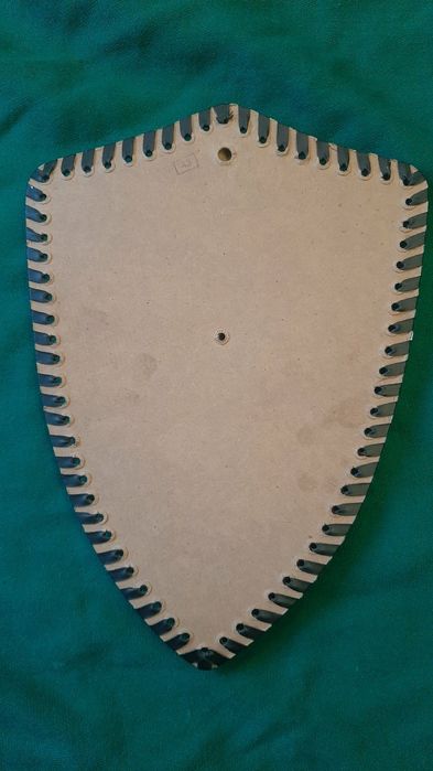 Герб тризуб на шите