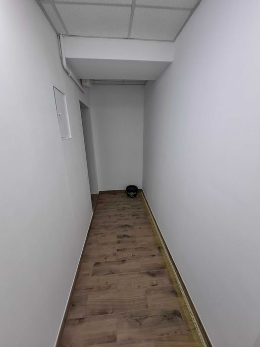 Магазин - офіс на вул. Олени Степанівни 50 . Фасадний вхід та вітрини