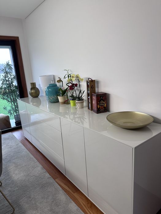 Aparador de apoio a mesa de jantar. Madeira lacada. Alta qualidade.