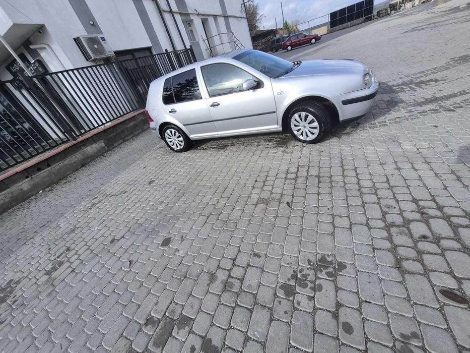 Volkswagen Golf IV (4 покоління), хетчбек, сріблястого кольору.