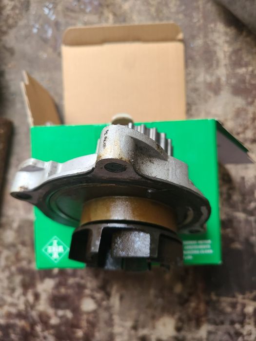 Продам помпу Фольксваген лт 35 2.5  AVR