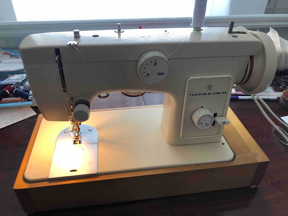 Швейная машинка Чайка времён СССР, с електропедалью