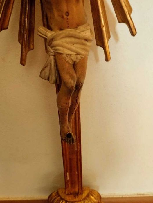 Cristo em madeira com resplendor em prata e rubi