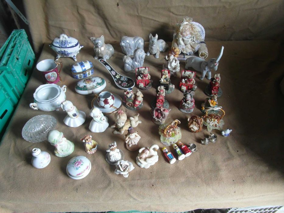 45 Bonecos de louça e estanho